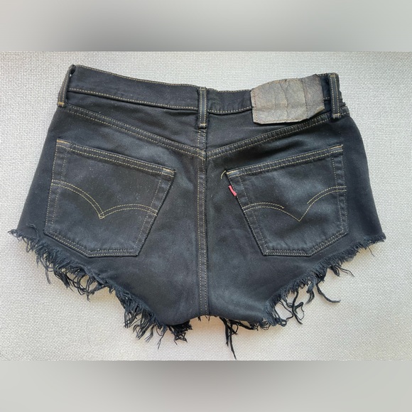 Levi's Vintage Black Cut Off - Picture 2 of 2